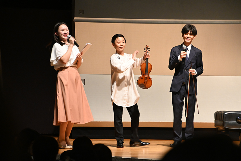 演奏曲の紹介や楽器についてを説明