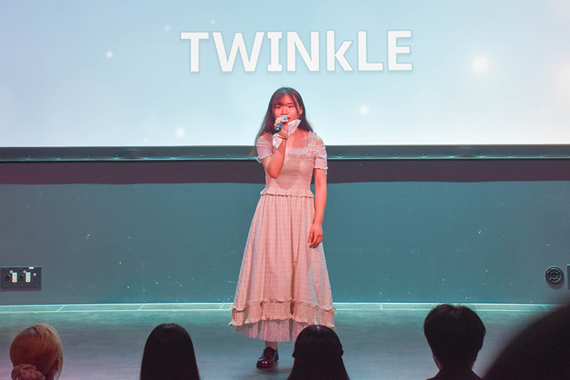 紅組と白組に分かれて、ソロ・ユニット・グループで歌を披露!