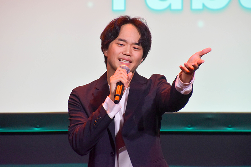 ダンスや小道具を使ったパフォーマンスもありました!