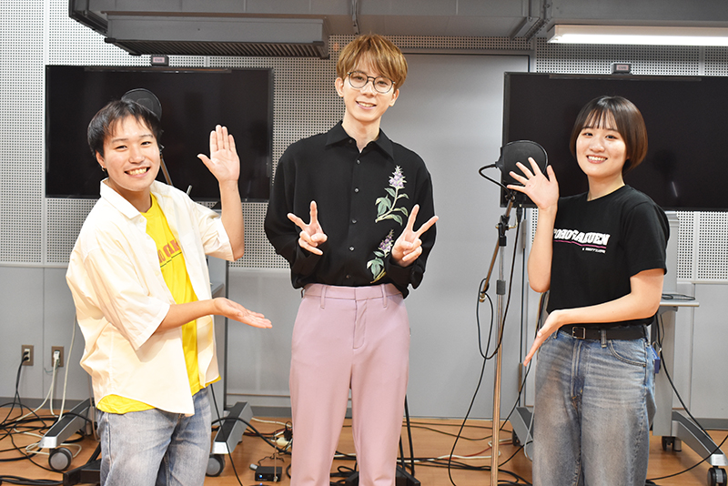 高塚さんと在校生で記念撮影!