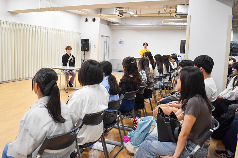 座談会では、アットホームな雰囲気でいろんなお話をきくことができました!