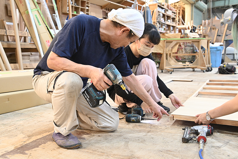 (株)チトセアートでの実習の様子。プロのスタッフのみなさんに指導していただきながら作業を進めました
