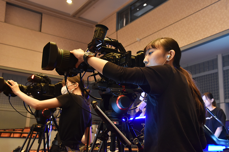 カメラでステージ上のアーティストを映します