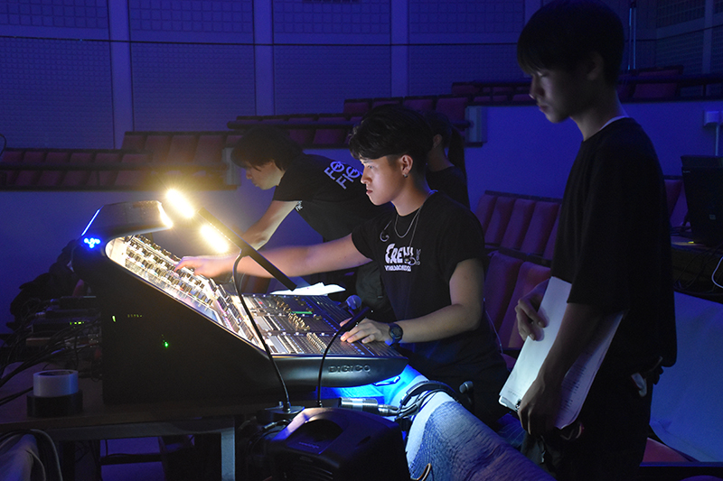 会場に最適な音を調整し、客席に届けるPA