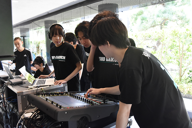 アーティストの演奏や歌声を収録するライブレコーディング