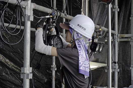 たくさんの灯体を吊り下げます