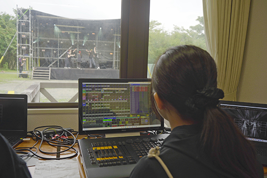 セミナーハウスの中に調光卓を設置してオペレート