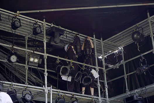 高所での作業にはヘルメットが必須!