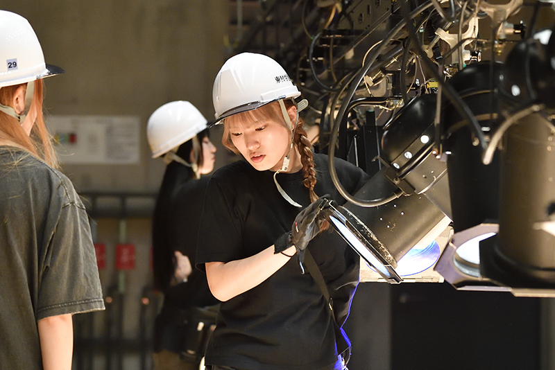 照明の仕込み中