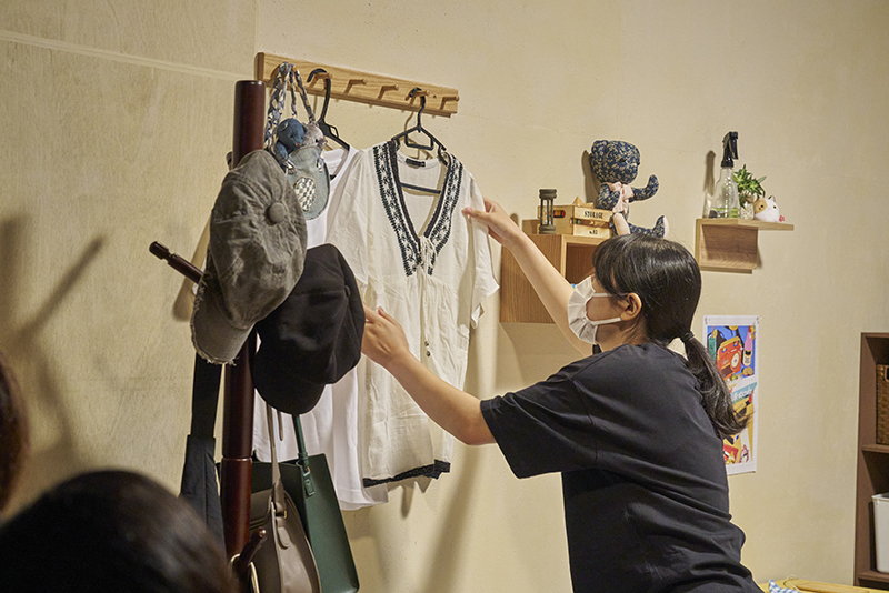 美術制作科(テレビ美術科)が小道具などを調整します。スタジオの美術セットも学生が建て込みました!