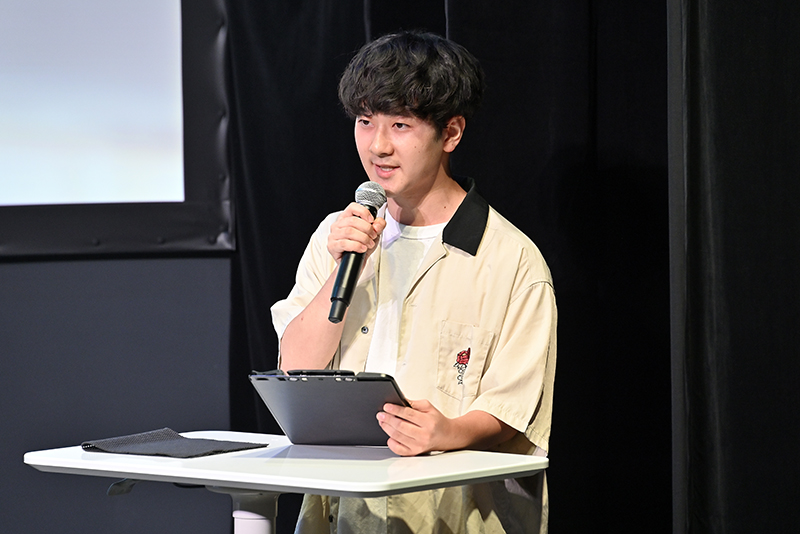 インフォメーションを担当した在校生の村山さん。大勢のお客さんを前に緊張する中がんばりました!