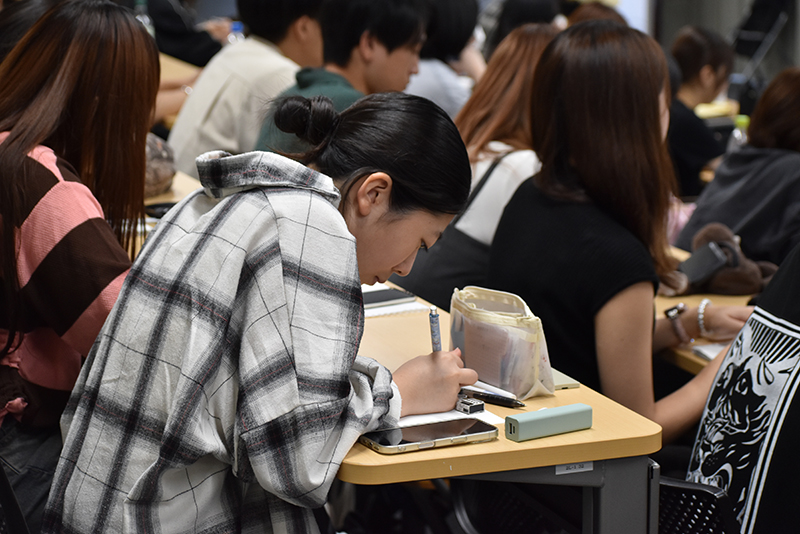 真剣な様子でメモをとります