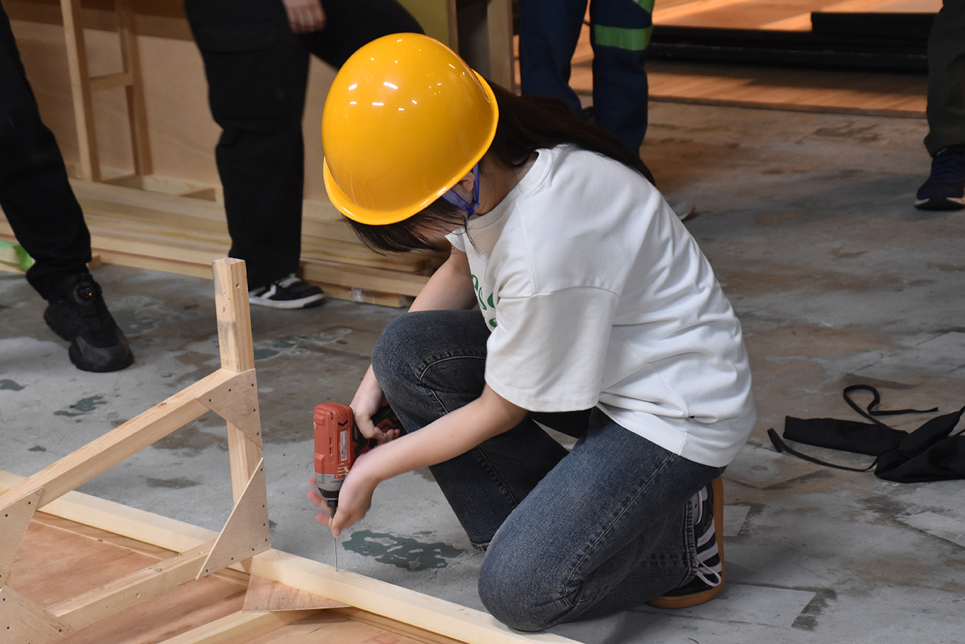 インパクトドライバーを使用してネジを締めます