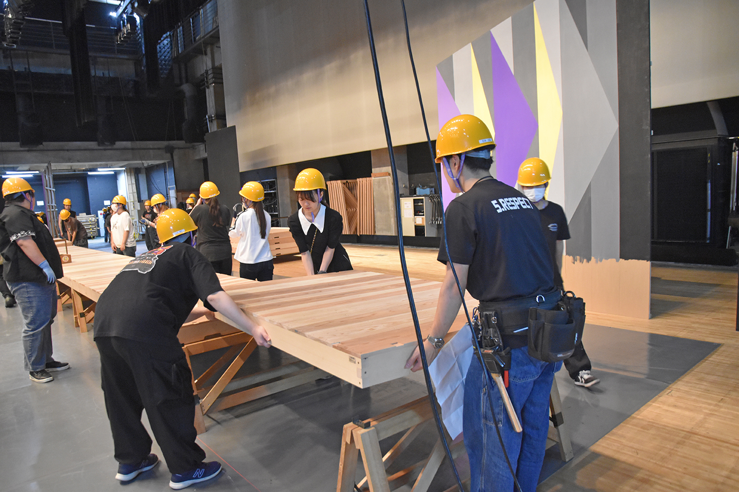 ステージにセットをつくりあげました!