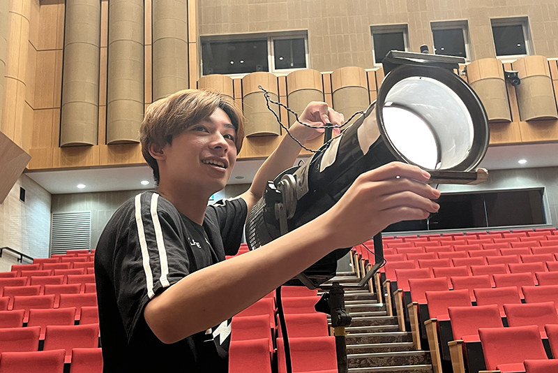 演者を引き立てる光の演出を学ぶ！照明クリエイティブ科「Pinspot実習」