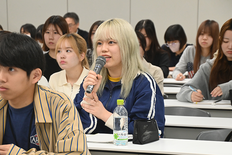 作品への熱意を感じる青山さんのお話に、学生たちも刺激を受けた様子。講義後にはたくさんの質問があがりました!