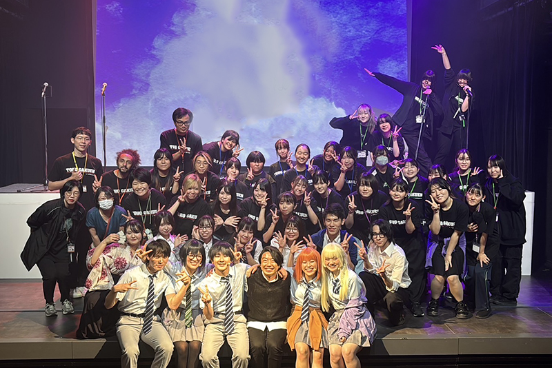 総合演出の岡部涼音さんと、キャスト、スタッフのみなさん。本当におつかれさまでした!