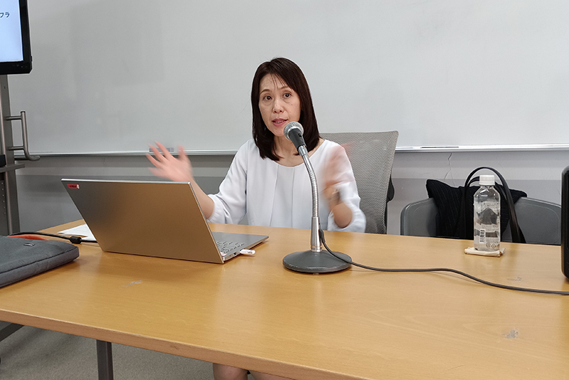 日本道路交通情報センター(JARTIC)による「放送業界講座」を実施!卒業生の越智ひろみさんが来校されました!