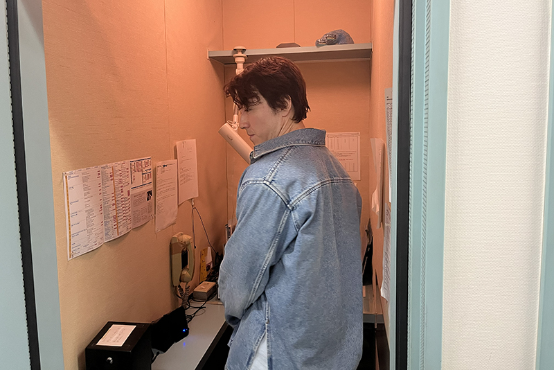 各局別のラジオ用アナウンスブースを見学。中にも入らせていただきました!