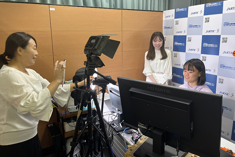 テレビ・配信用のブースでは、モニターに映し出された姿を見て、みんな興奮！