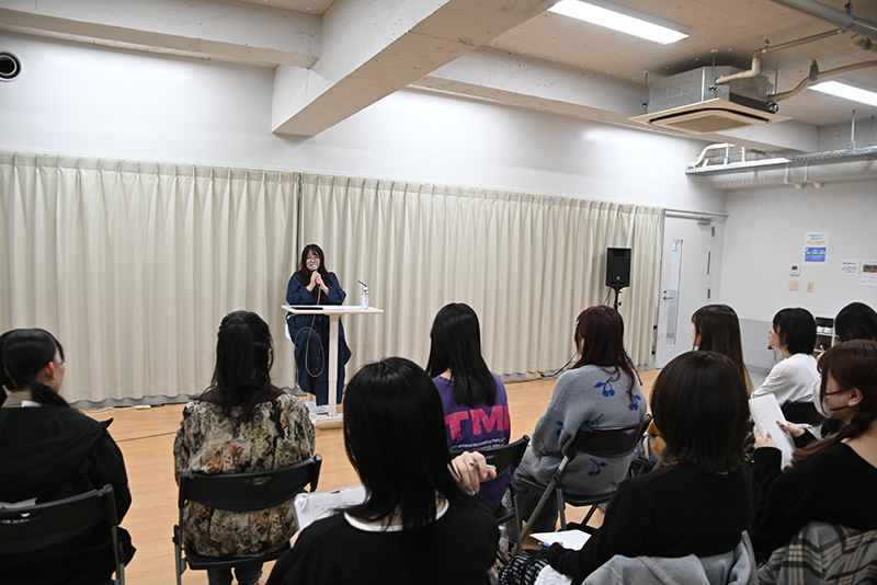 「声優アーティストゼミ」で本校卒業生・角元明日香さんによる特別講義を実施しました！