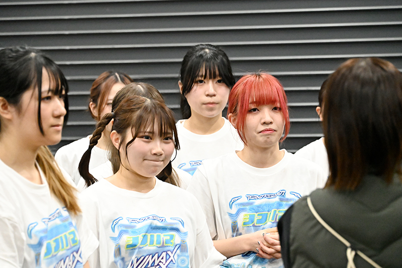 舞台裏で待機中