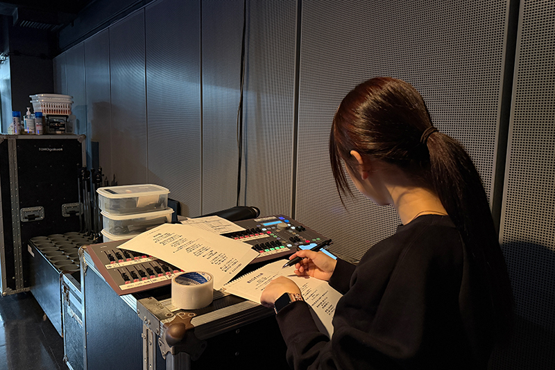 照明も音響技術科の学生が担当し、本格的なライブになりました