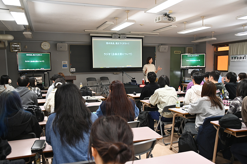 11/22（土）の「業界特別講座」にラジオプロデューサーの清水綾さんが来校！