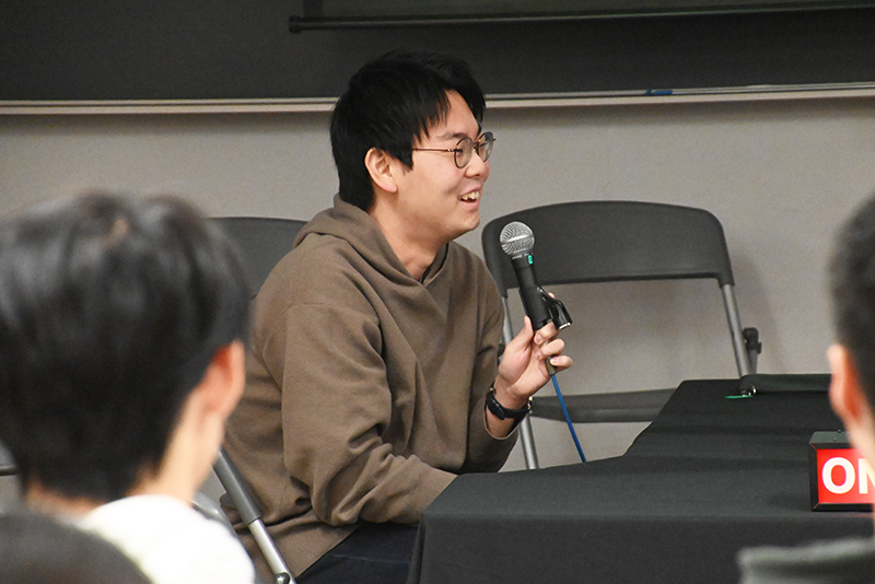 終始和やかな雰囲気で進んだ授業。学生からのたくさんの質問に答えてくれました!