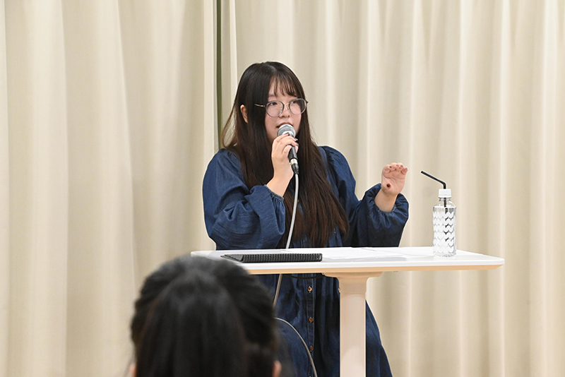 『アイドルマスター ミリオンライブ！』島原エレナ役、『未確認で進行形』大野仁子役、『ビビッドアーミー』ラシュー役などで活躍中の角元明日香さんが来校！