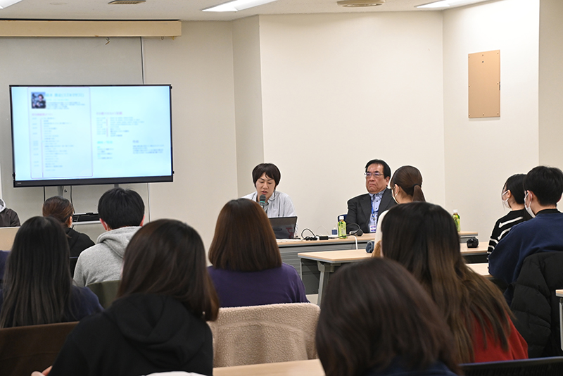 カメラマンの鈴木真史さん（TBSアクト）と野條光一さん（フリー）が、ドラマ制作の流れとドラマスタッフの1日のスケジュールについて紹介してくれました