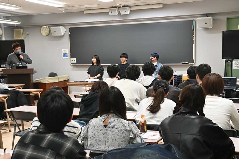 異なるジャンルの仕事に携わる卒業生3人が集結！クラスメイトだったこともあり、終始和気あいあいとした雰囲気の座談会でした