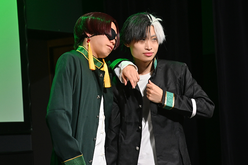 先生やカメラマンからアドバイスをもらいながら、キャラクターのイメージを考えて撮影!