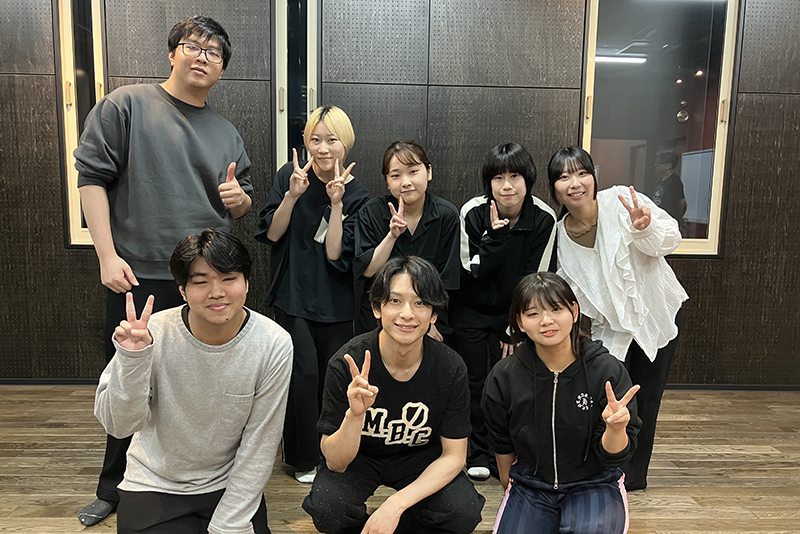 橋本祥平さんは本校の卒業生!活躍する大先輩と撮影できて、緊張&感動!