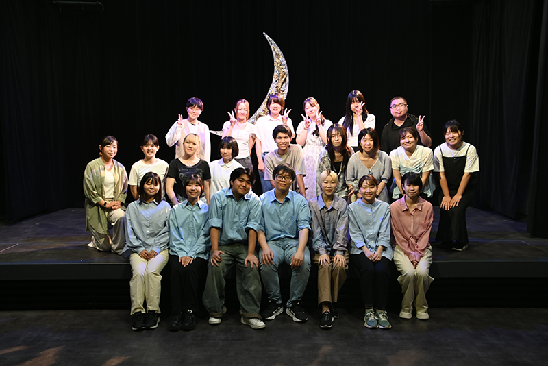 撮影セットの前でアナ学出演者全員で記念撮影！とても良い経験になりました！！