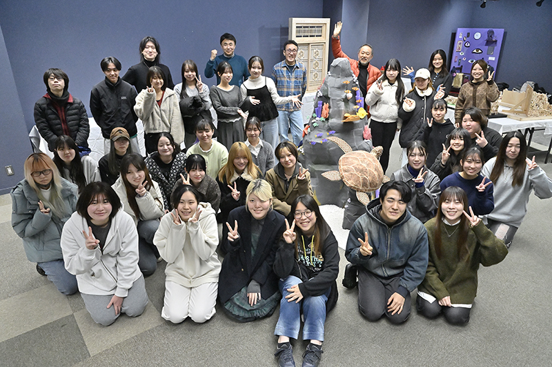 「卒業制作展」お世話になった講師の先生方と全員で記念写真!