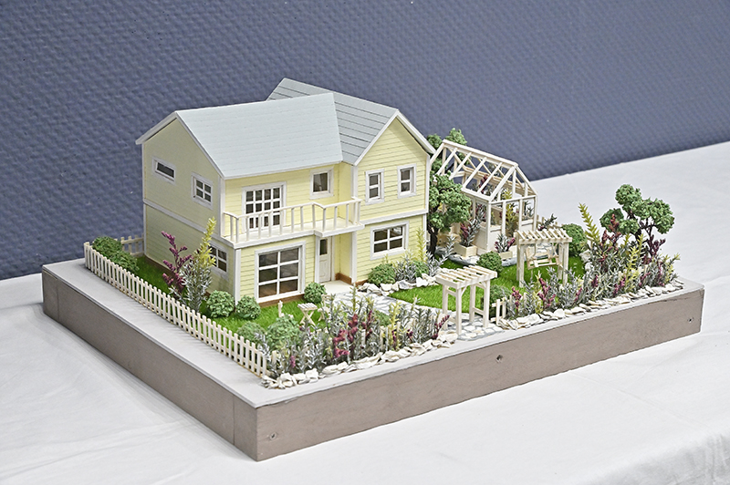 緑豊かな庭が特徴のセット模型「洋風住宅模型」