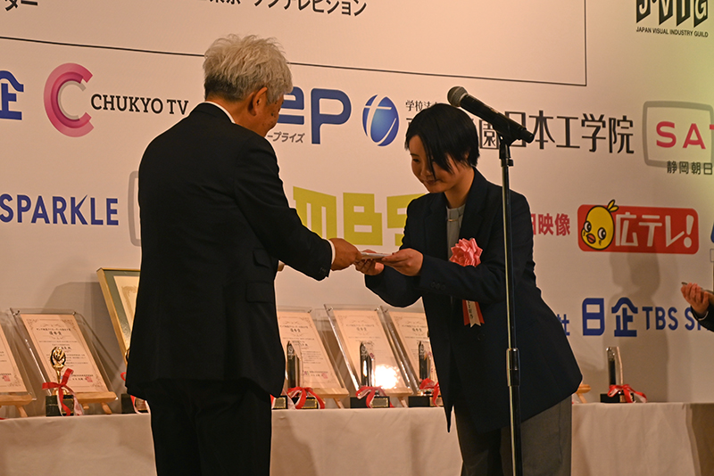 表彰盾と賞状をいただきました