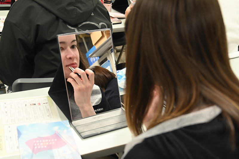 第一印象は6~7秒で決まる!スキンケアからポイントメイクまでを実際に行いました。