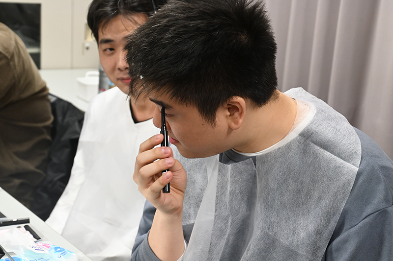 メンズメイクにも挑戦。メイク前後で印象の違いを実感しました。