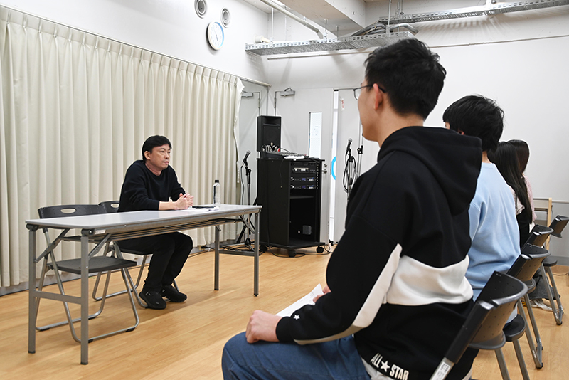 前半は、事務所・養成所説明会を開催！事務所が大切にしていることや教育方針などについて、じっくりお話いただきました。