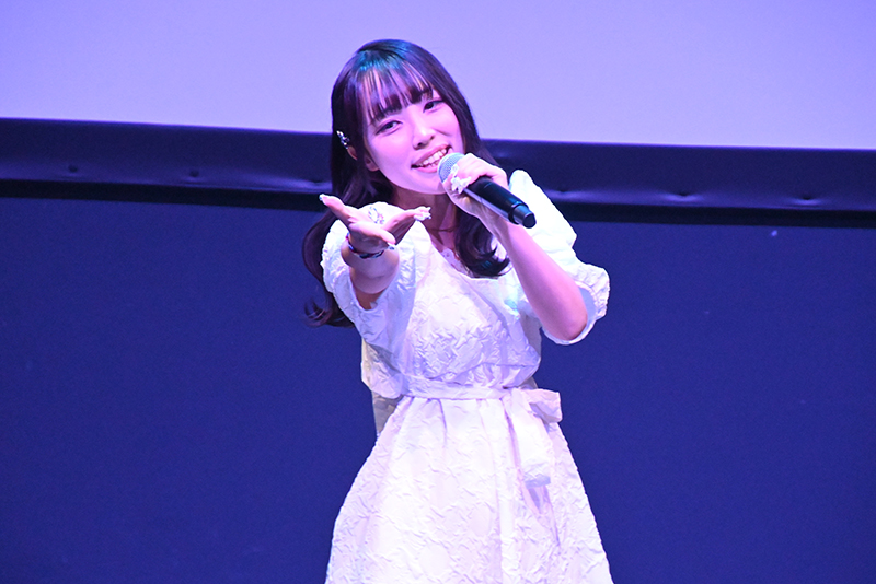 ご家族や友だち、先生方も駆けつけ、会場は満席に!ペンライトを持って、盛大に応援していました。