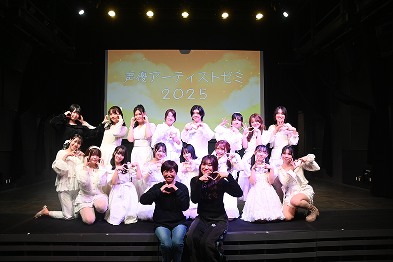 講師の先生と一緒にみんなで記念撮影!おつかれさまでした!!