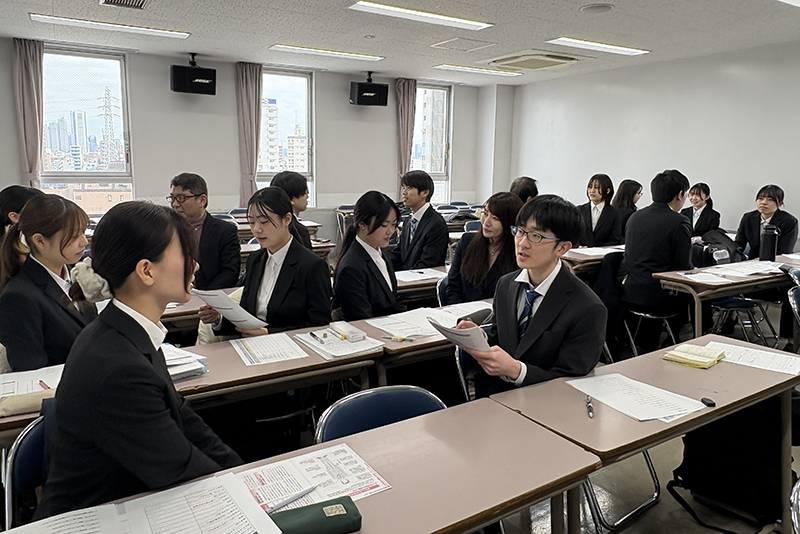 午前中は「面接対策講座」を実施。PREP法を用いて自己PRやエピソードを考え、ペアで練習しました