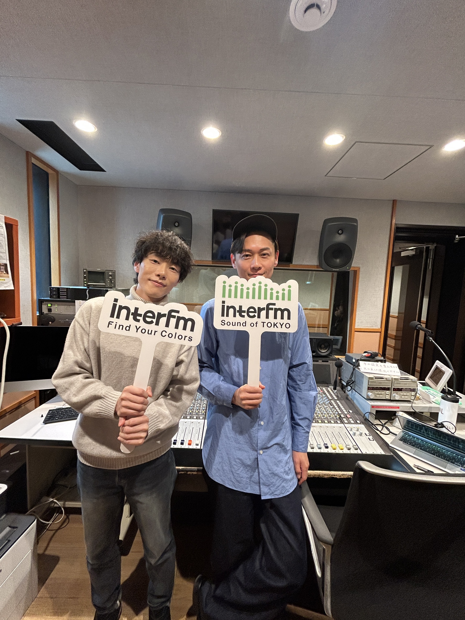 本学学生のラジオ出演決定！(写真左)