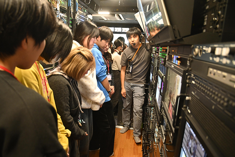 普段なかなか見ることができない中継車に興味津々