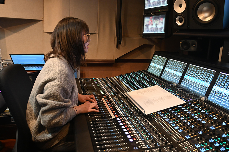 音声中継車の中も見学。放送音響科の学生がオペレートにも挑戦しました!