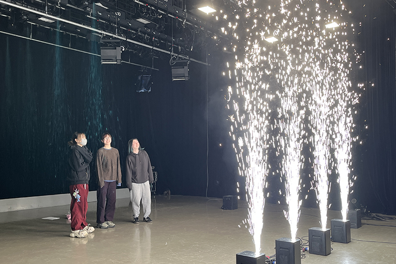 紙吹雪やスモークなどの“特殊効果”を使った演出に挑戦！