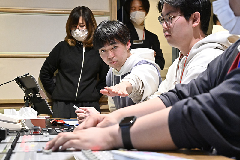 放送音響科の学生がCUE出しなどの演出を務めました