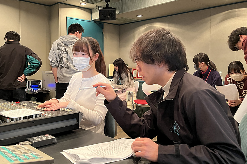 先生にアドバイスをもらいながら進めます